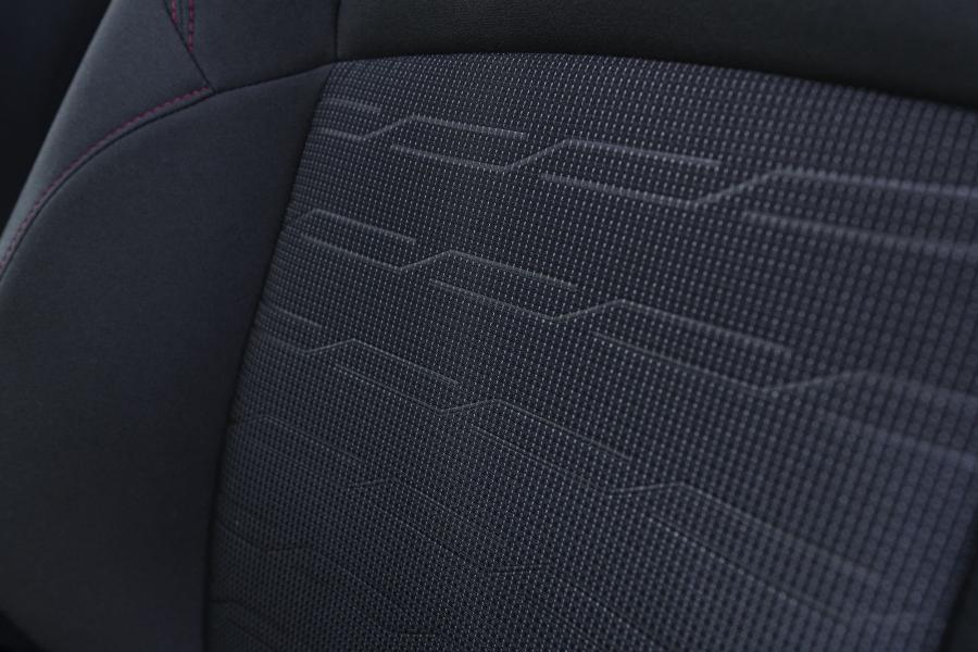Детали интерьера Toyota RAV4 Prime SE 2020 года  (фото 24 из 37)